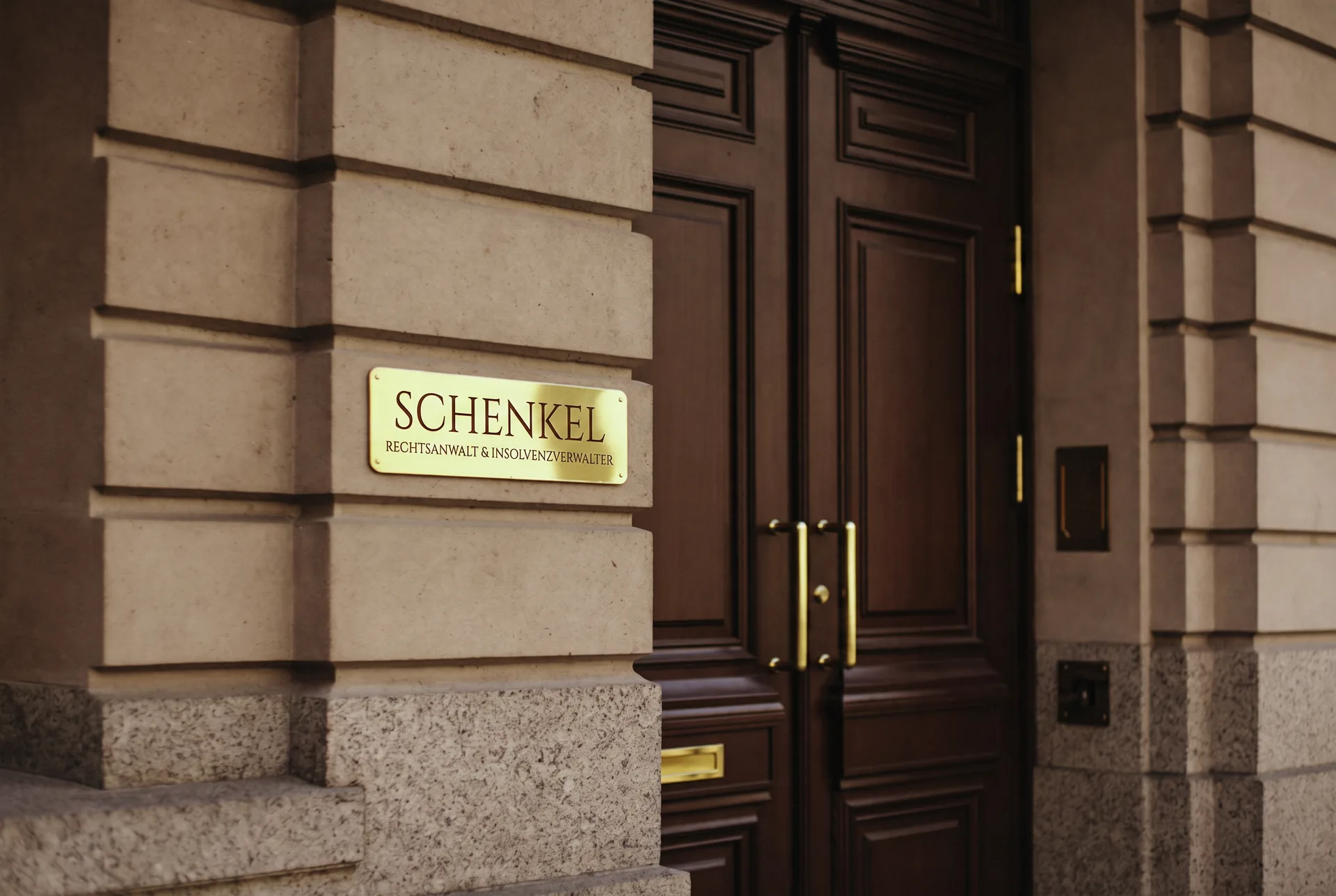 Eingang der Kanzlei mit Messingschild