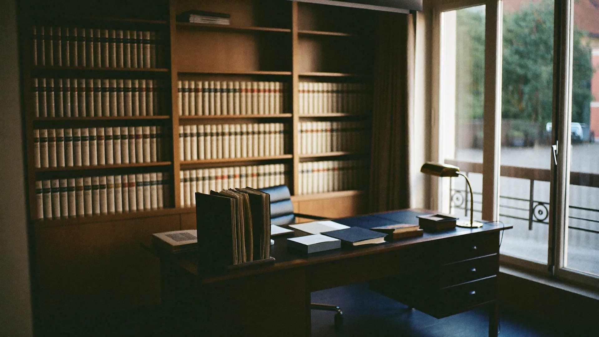 Arbeitszimmer mit Bibliothek